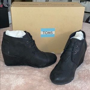 Tom's Desert Wedge Black Metallic Syn Leather 6.5